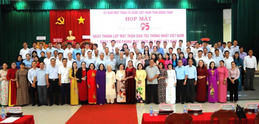 Các đại biểu chụp ảnh lưu niệm. Ảnh: Xuân Uyên