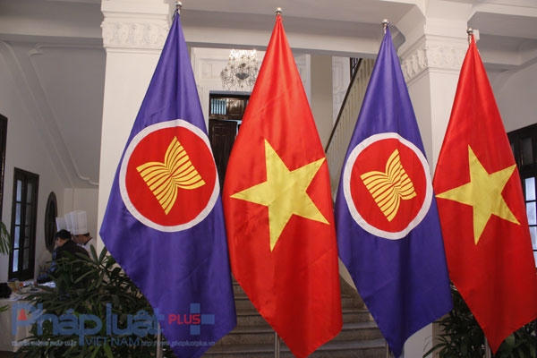 Cờ ASEAN và cờ Việt Nam Ảnh: Như Trường.