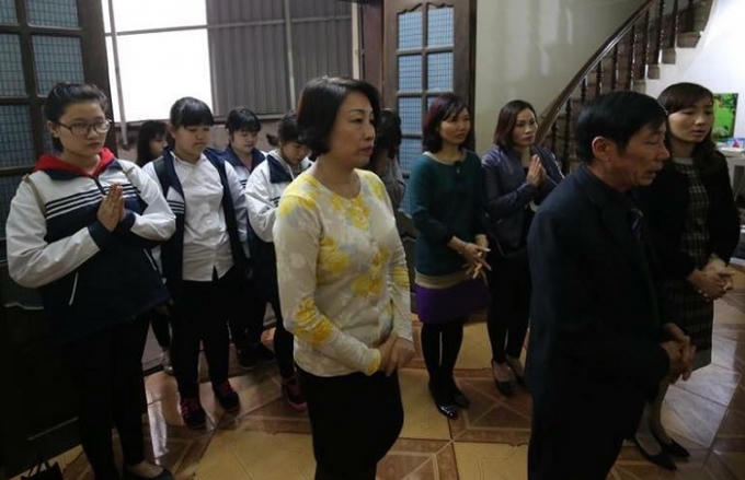 Cán bộ và học sinh trường THPT Vạn Xuân chia sẻ nỗi đau với gia đình nạn nhân vụ tai nạn.