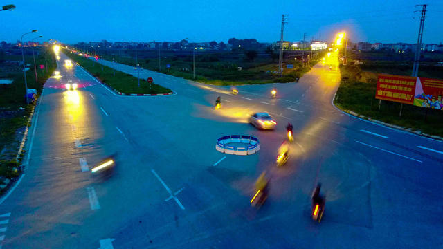 Hệ thống chiếu sáng trên các đường cắt ngang trục đường này vẫn chiếu sáng.