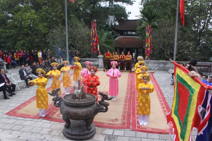 Đội tế nữ quan của Khu di tích làm lễ dâng hương tại Đền Mẫu Âu Cơ.