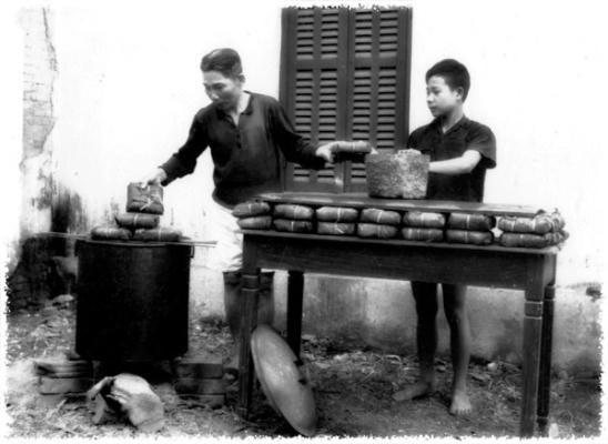 Cảnh gói bánh chưng của một gia đình thời đó. Ảnh: internet.