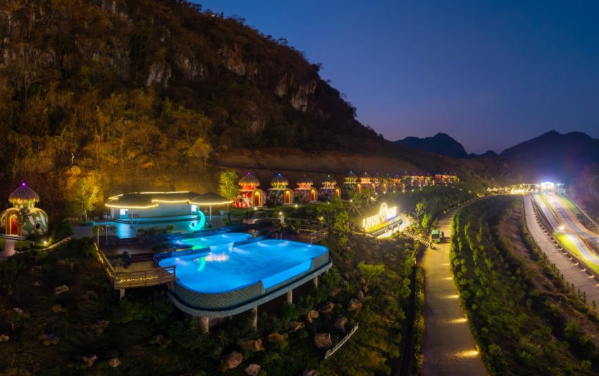 Một góc Mộc Châu Island huyền ảo trong đêm.