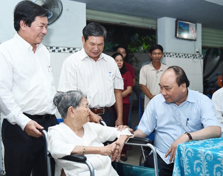 Thủ tướng thăm gia đình chính sách ở Ninh Thuận. Ảnh:VGP.