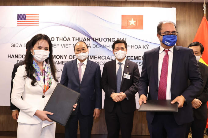 Bà Nguyễn Thị Thanh Bình, Phó Tổng Giám đốc T&amp;amp;T Group và ông Sheetal (Monty) Sharma, Giám đốc điều hành Nutraceutical trao đổi hợp đồng phân phối TPCN tại Việt Nam.