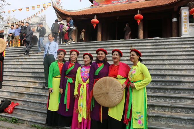 Áo dài tứ thân không chỉ làm "say lòng" các bạn trẻ, ngay cả các cô, các mẹ...