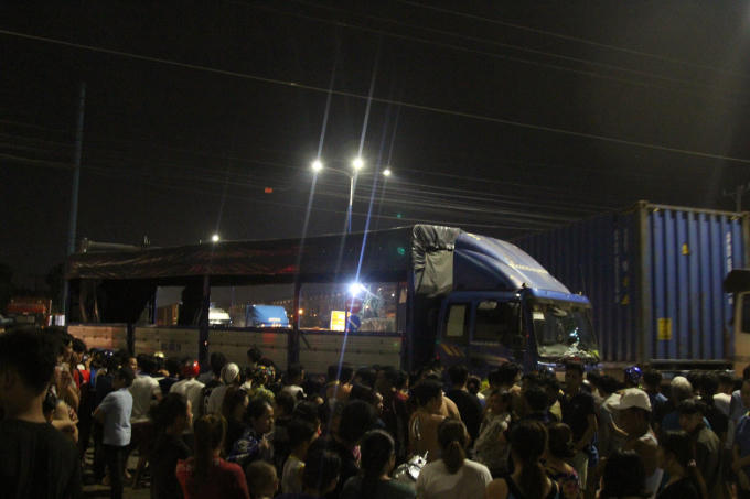 Rất đông người dân theo dõi hiện trường vụ tai nạn.