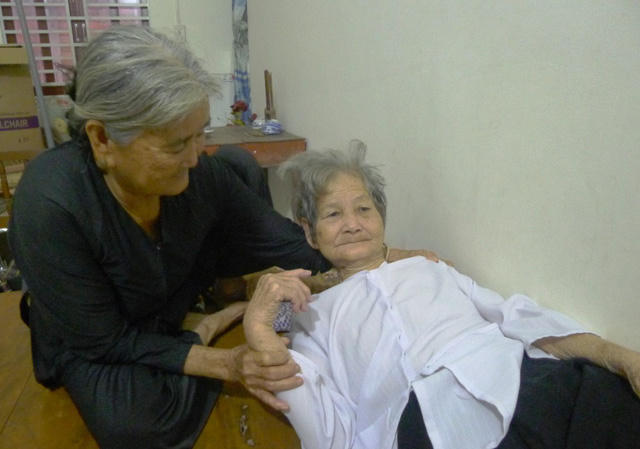 Nh&acirc;n chứng sống l&agrave; cụ b&agrave; H&agrave; Thị Nga nay gi&agrave; yếu, cuốc sống v&agrave; mọi sinh hoạt đều phải dựa v&agrave;o người em H&agrave; Thị T&aacute;m.