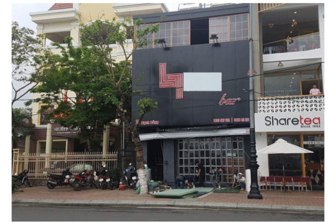 Quán bar (bảng màu đen) bị xử phạt vì tiếng ốn quá quy định.