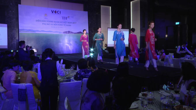 Bản tin Thời trang Plus số 13: Trở về với cội nguồn d&acirc;n tộc qua BST &ldquo;Tinh hoa sắc Việt&rdquo;