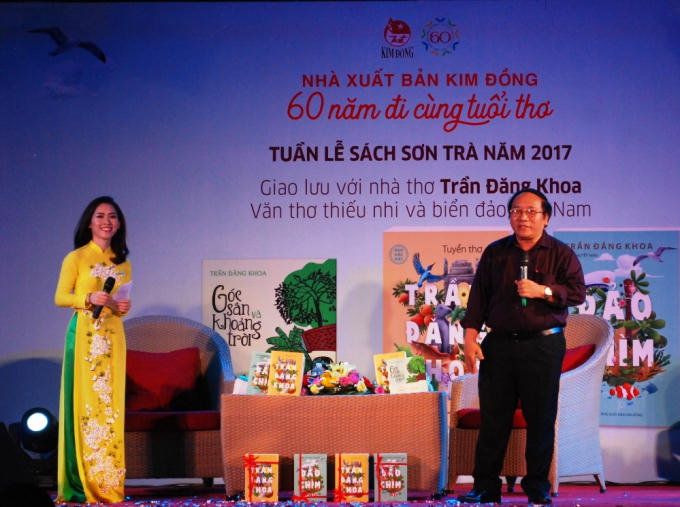 Điểm nhấn của đêm khai mạc là độc giả có cơ hội giao lưu, nhận quà của nhà thơ nổi tiếng Trần Đăng Khoa.