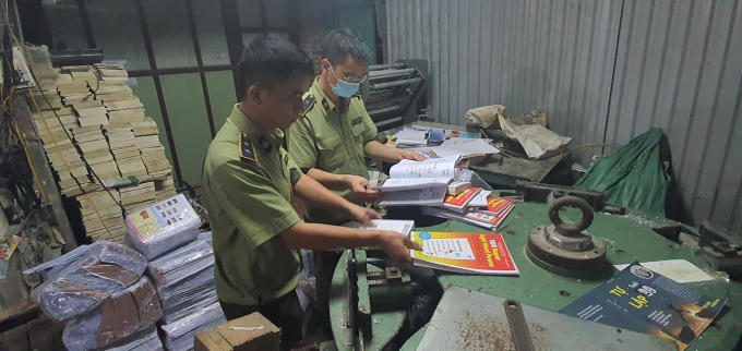 Cơ quan chức năng phát hiện tại cơ sở gia công, xuất bản nhiều đầu sách thành phẩm giả. Ảnh Tổng cục QLTT