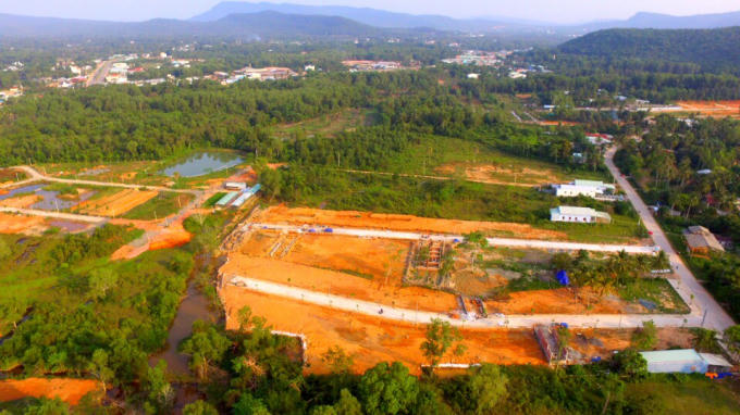 Tình trạng xây dựng trái phép, sai phép, không phép trên đất nông nghiệp, đất rừng đã diễn ra ồ ạt trong khi chính quyền chưa có biện pháp ngăn chặn hiệu quả dẫn đến quy hoạch tổng thể ở Phú Quốc từng ngày bị phá.