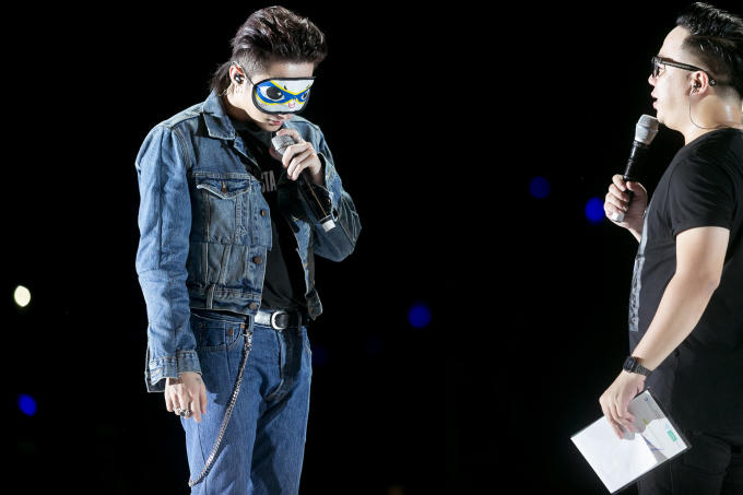 Sơn Tùng xuất hiện với chiếc mặt lạ trên mặt.