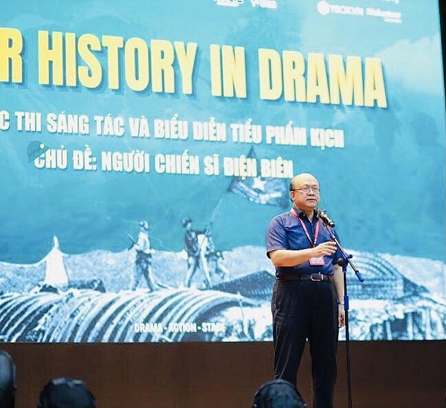 “CLB Kịch D.A.S chúng ta sẽ phát triển hơn nữa, sẽ là sân chơi mang lại cho các bạn sinh viên có những trải nghiệm mới, sẽ lớn mạnh, thu hút được nhiều đối tượng mới..” sự khích lệ và động viên từ PGS.TS Huỳnh Quyết Thắng phát biểu tại chung kết cuộc thi.