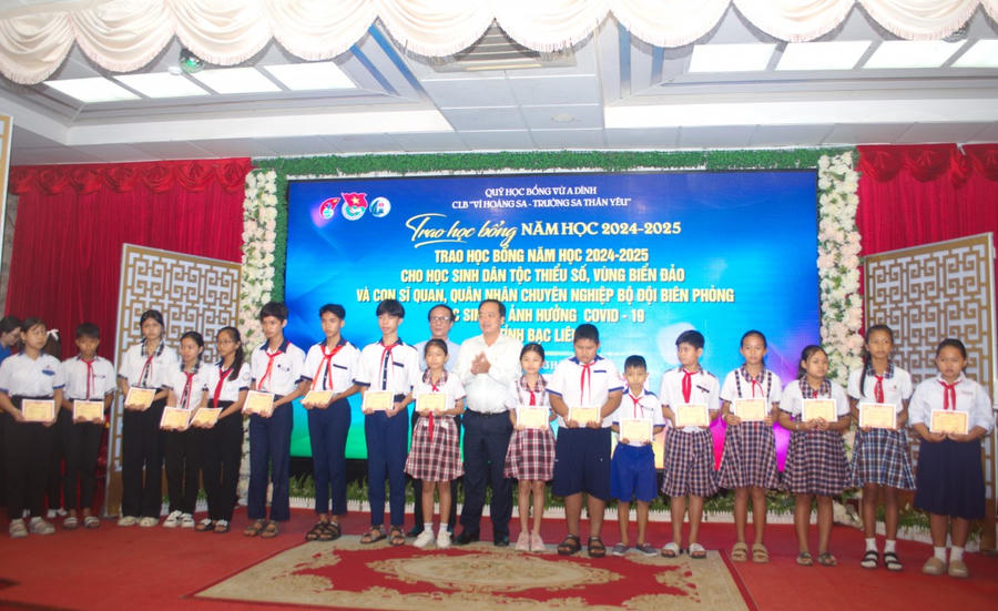Ông Nguyễn Trân Châu - Phó Giám đốc Thường trực Quỹ học bổng Vừ A Dính - Phó Chủ nhiệm Câu lạc bộ” Vì Hoàng Sa- Trường Sa thân yêu” cùng ông Huỳnh Quốc Việt - Ủy viên dự khuyết TW Đảng, Phó Bí thư Thường trực Tỉnh ủy (bên phải), trao học bổng Vừ A Dính cho các em học sinh dân tộc thiểu số có hoàn cảnh khó khăn trên địa bàn tỉnh Bạc Liêu.