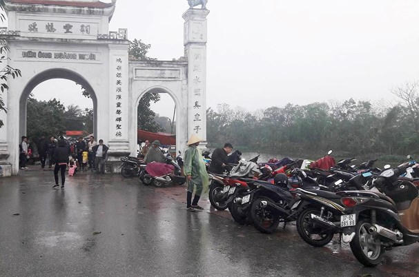 Xe máy để ngay trước đền.