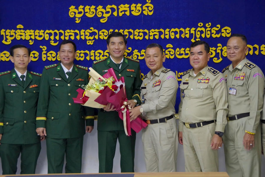Công an tỉnh Takeo tặng hoa cảm ơn BĐBP tỉnh An Giang