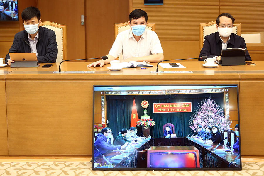 Lãnh đạo tỉnh Hải Dương họp trực tuyến với Phó Thủ tướng Vũ Đức Đam, chiều 10/2. Ảnh: VGP/Đình Nam