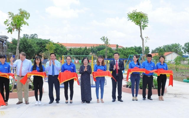 Nam A Bank trao học bổng và tuyên truyền bảo vệ môi trường cho học sinh tỉnh Long An