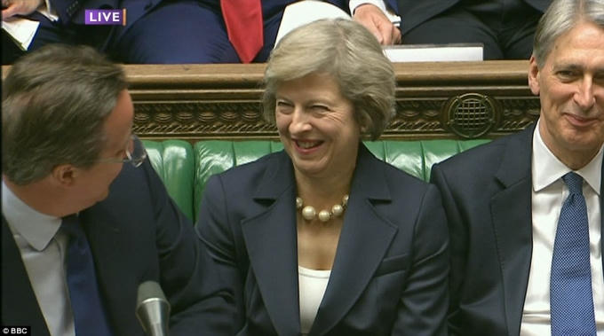 Ông Cameron và bà Theresa Maynói chuyện vui vẻ cùng nhau. (Ảnh: BBC)