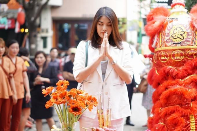 Lan Khuê diện vest trắng thanh lịch thu hút mọi sự chú ý trong ngày khai trương