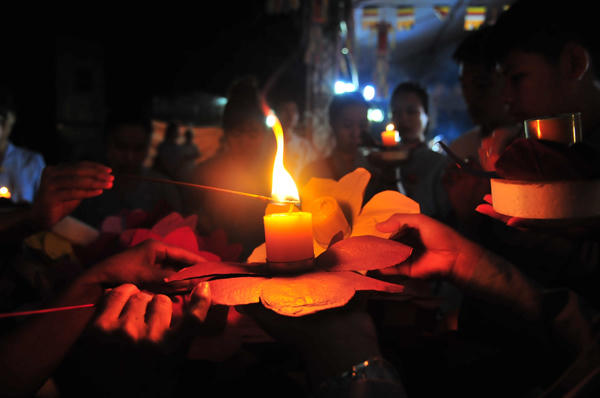 Tại sao lại thả đ&egrave;n hoa đăng m&ugrave;a Vu Lan?