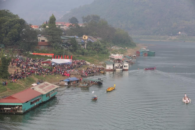 Mỗi đội sẽ phải trải qua một vòng đua trên sông Lô (đoạn từ bến phà Nông Tiến cũ đến soi Tình Húc và ngược dòng quay trở lại). Đây là một trong những hoạt động nhằm tạo không khí vui tươi mừng xuân dịp Tết Nguyên đán.