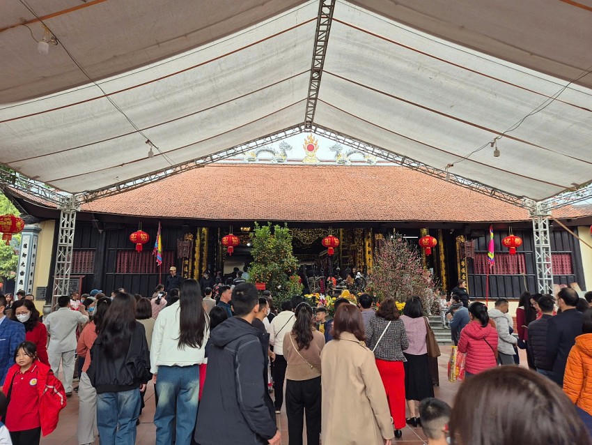 Ngay từ phía ngoài sân nơi thờ Đức Thánh Bà người dân đã thắp nén hương và cầu an.