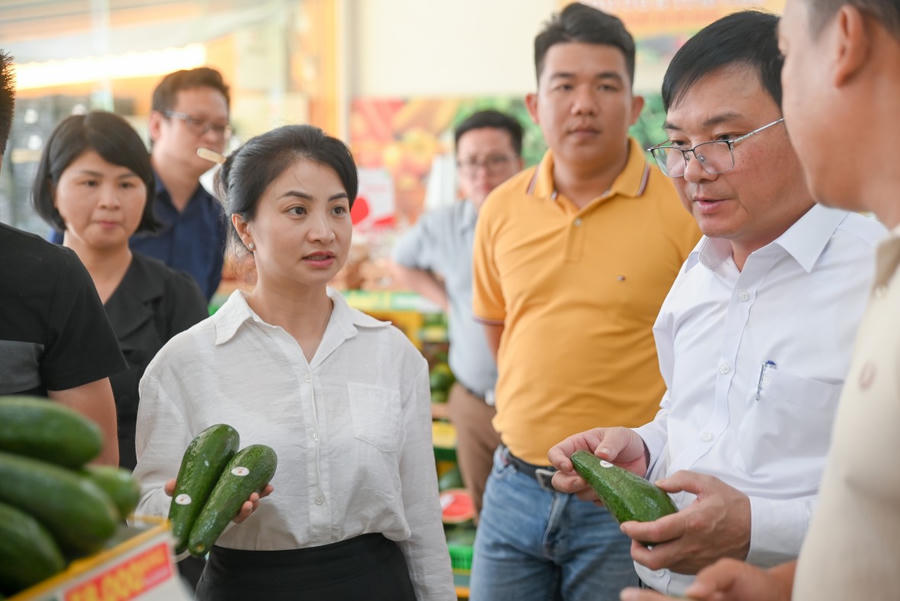 Các lãnh đạo Sở Nông Nghiệp và Môi trường tỉnh Lâm Đồng thăm sạp hàng bơ 034 Lâm Đồng tại một cửa hàng Bách Hoá Xanh TP Thủ Đức.
