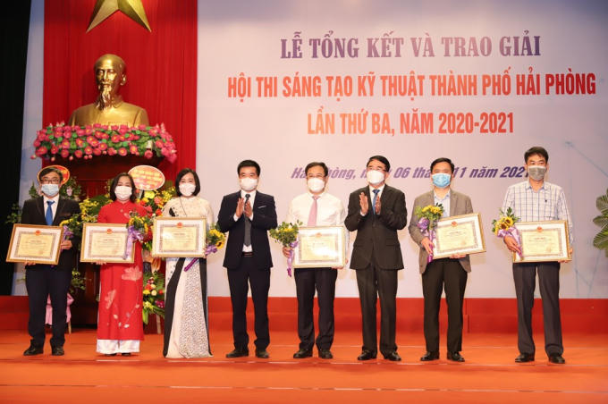 Lãnh đạo TP Hải Phòng trao giải cho các Giải Nhất.