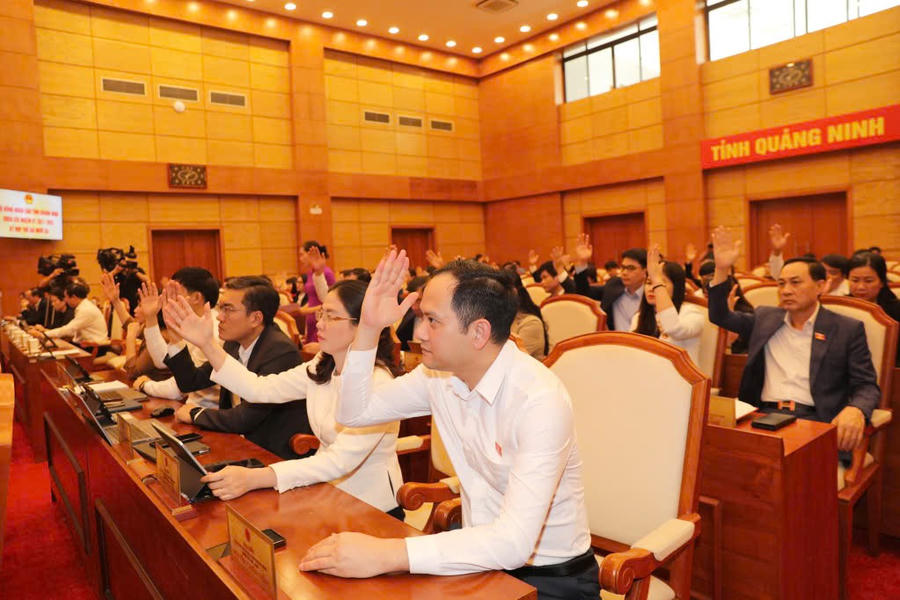 Các đại biểu thông qua 21 nghị quyết với sự thống nhất của 100% đại biểu HĐND.