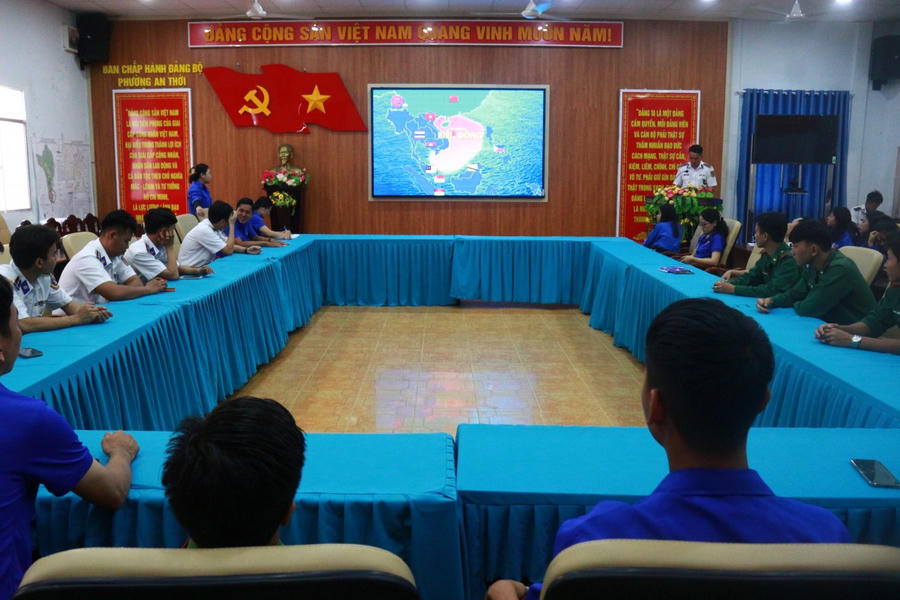 Cán bộ Đoàn cơ sở Hải đội 401 tuyên truyền biển, đảo cho đoàn viên, thanh niên trên địa bàn phường An Thới, Phú Quốc