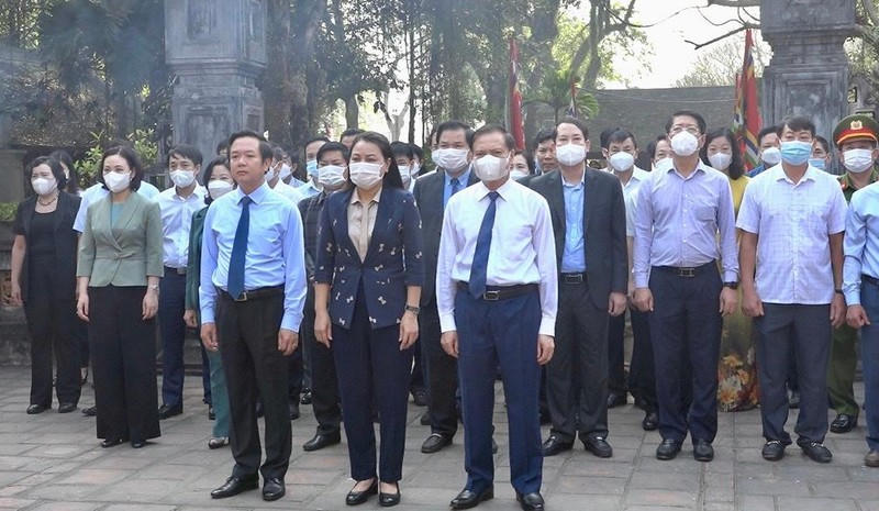 Lãnh đạo Tỉnh ủy, HĐND, UBND tỉnh Ninh Bình cùng đại diện các sở, ban, ngành, cơ quan đơn vị tại lễ dâng hương.