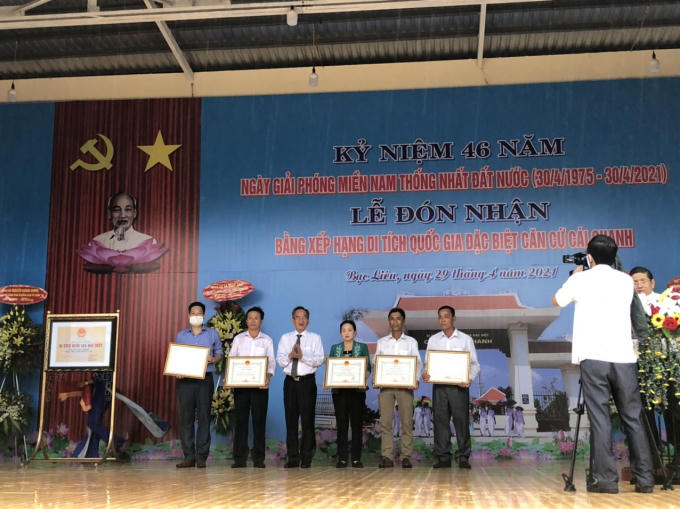 ong Lu Van Hung - Bi thu trao  khen