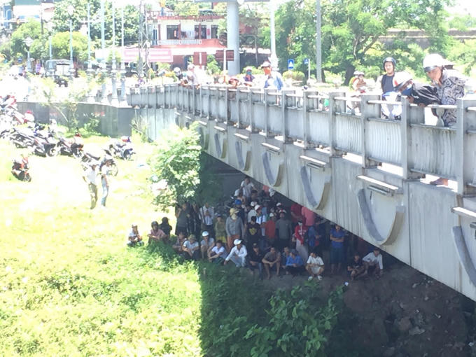 Lực lượng chức năng tìm kiếm thi thể cô gái.