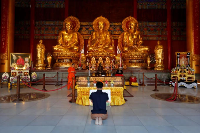 Đi lễ chùa đầu năm là một phong tục truyền thống của người dân châu Á.