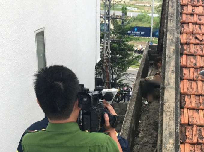 Tại hiện trường phát hiện một phụ nữ ôm thi thể người đàn ông đã tử vong sau khi nhảy lầu tự tử.
