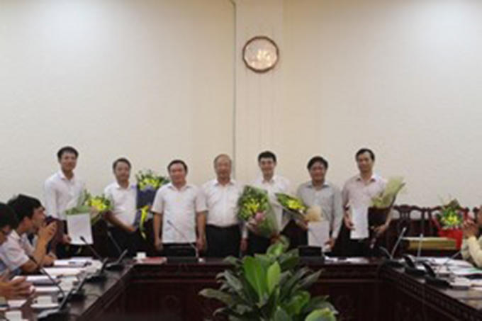 Bí thư Đảng bộ, Thứ trưởng Phan Chí Hiếu trao các quyết định kiện toàn nhân sự Đảng bộ Bộ Tư pháp.