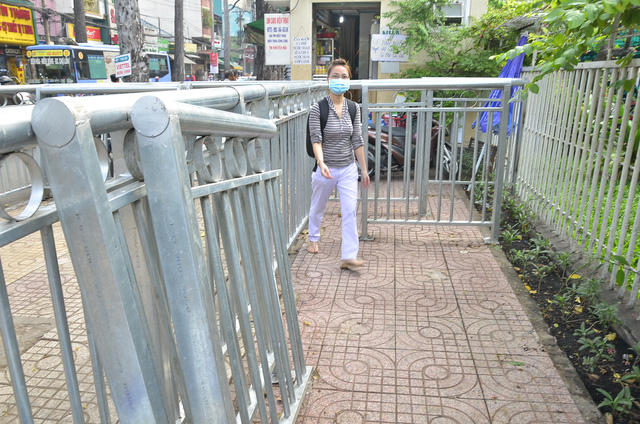 au khi báo chí phản ánh, sáng nay 2/3, UBND phường 12, quận 5 đã cho người cắt bớt các thanh chắn, chỉ chừa lại 3 thanh chắn ngang.