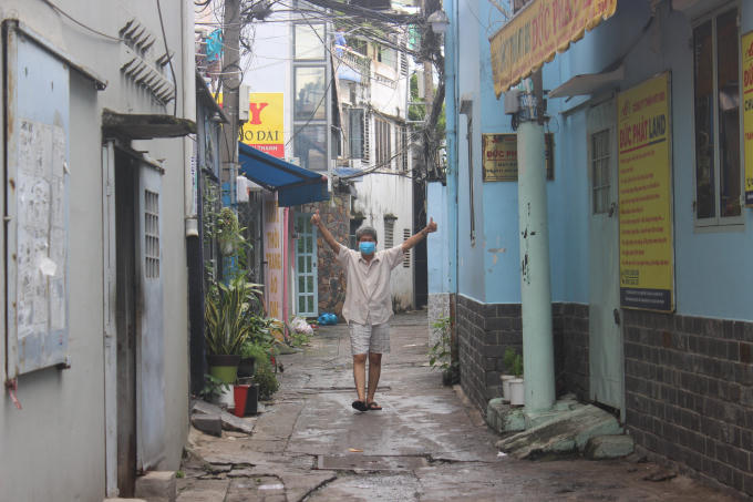 Người dân vui mừng hò reo vì không còn cảnh bưng bít khắp nơi như trước.