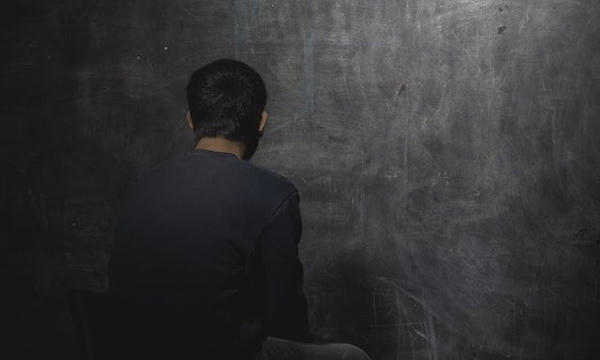 Bảo, 15 tuổi, đề nghị giấu kín danh tính của mình. (Ảnh: The Guardian)