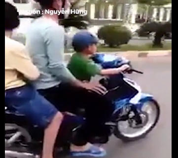 Thanh ni&ecirc;n liều mạng khi cho trẻ nhỏ cầm l&aacute;i xe m&aacute;y