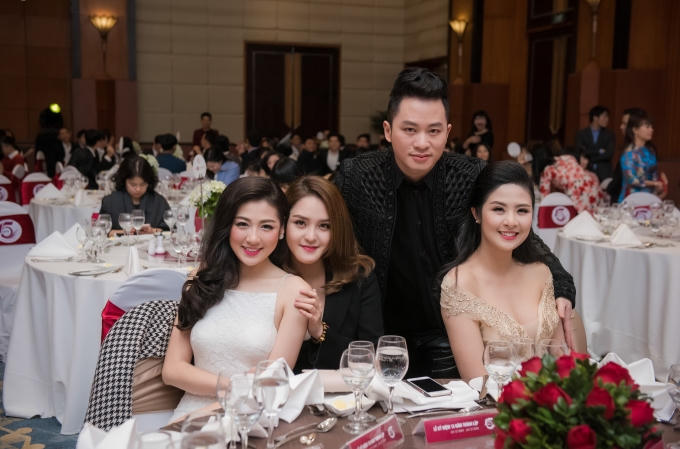 Ca sĩ Tùng Dương vui vẻ chụp hình kỷ niệm cùng các người đẹp