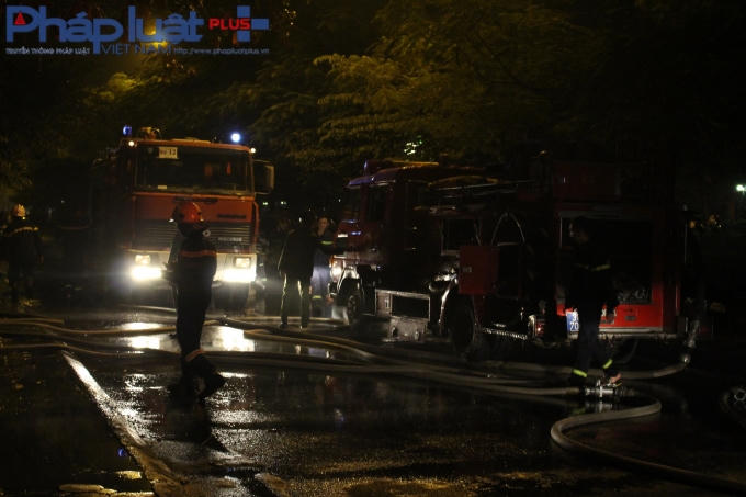 Rất đông chiến sĩ cứu hoả được huy động từ PCCC Hà Nội và Trường Đại học PCCC.  (Ảnh: Đức Biên)
