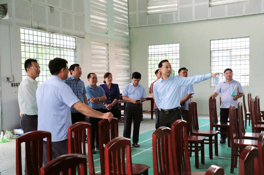 Chủ tịch UBND tỉnh Kiên Giang Nguyễn Thanh Nhàn kiểm tra Hội trường, nơi trực tuyến Lễ công bố Nghị quyết của Quốc hội về thành lập đơn vị hành chính tỉnh An Giang và Quyết định của Trung ương Đảng về thành lập Đảng bộ tỉnh An Giang (mới), tại xã Gò Quao