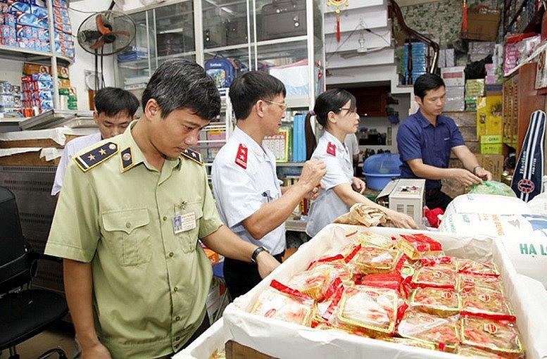 Hà Nội kiên quyết đình chỉ các cơ sở không đủ điều kiện về an toàn thực phẩm. (Ảnh: baochinhphu.vn)