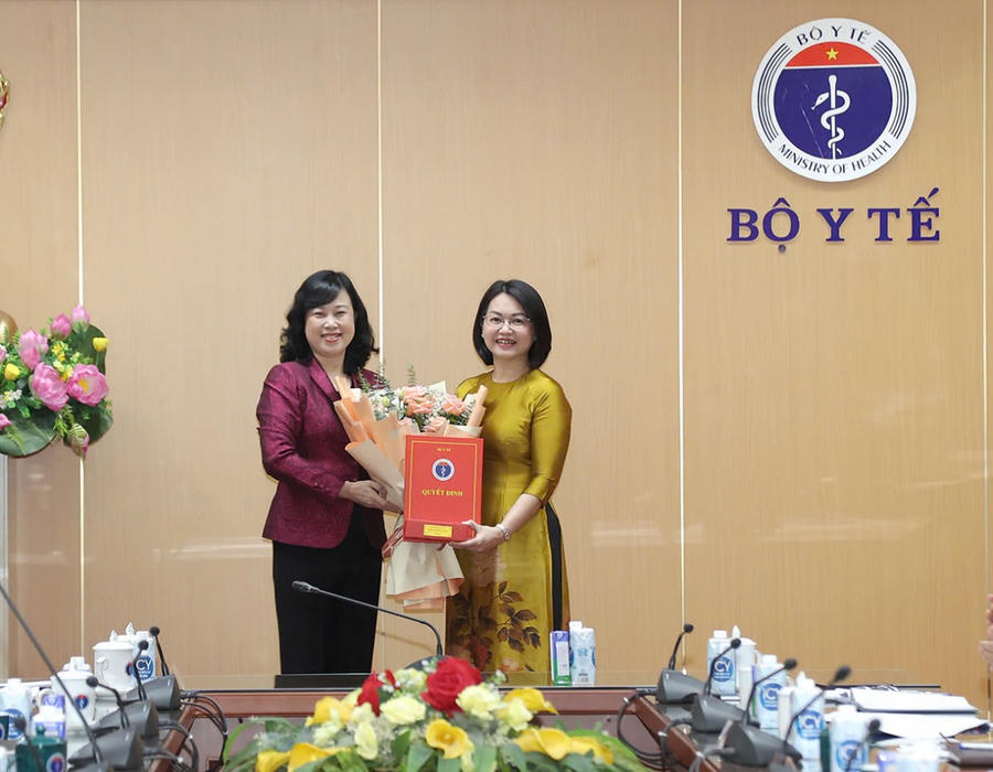 Bộ trưởng Bộ Y tế Đào Hồng Lan đã trao Quyết định bổ nhiệm cho bà Trần Việt Nga giữ chức vụ Cục trưởng Cục An toàn thực phẩm.