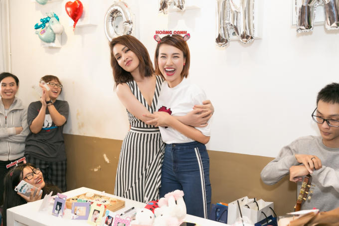 Hoàng Oanh gọi điện tỏ tình Hoàng Yến Chibi, Jun Vũ tại buổi họp fan