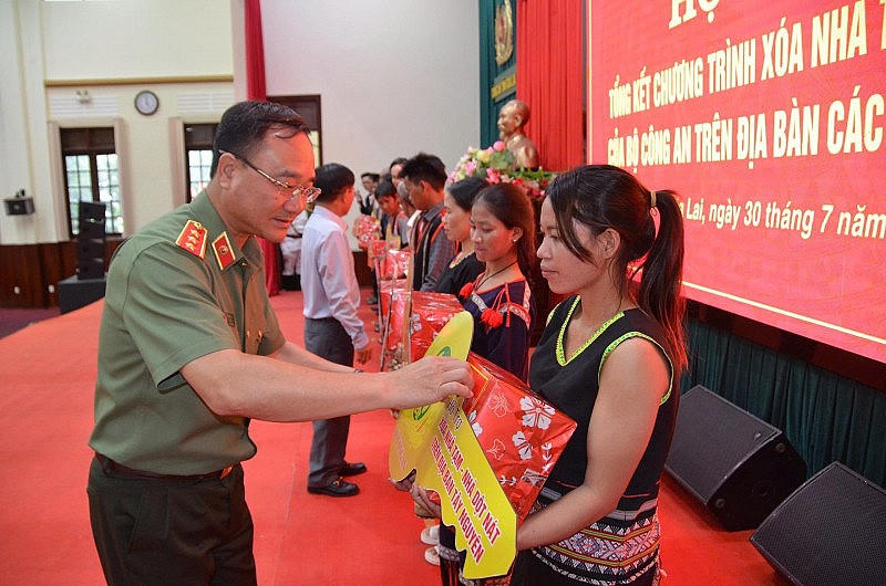 Thứ trưởng Phạm Thế Tùng trao trao chìa khóa tượng trưng và quà cho 20 hộ gia đình được hỗ trợ nhà ở thuộc tỉnh Gia Lai và Quảng Ngãi. Ảnh: CAND
